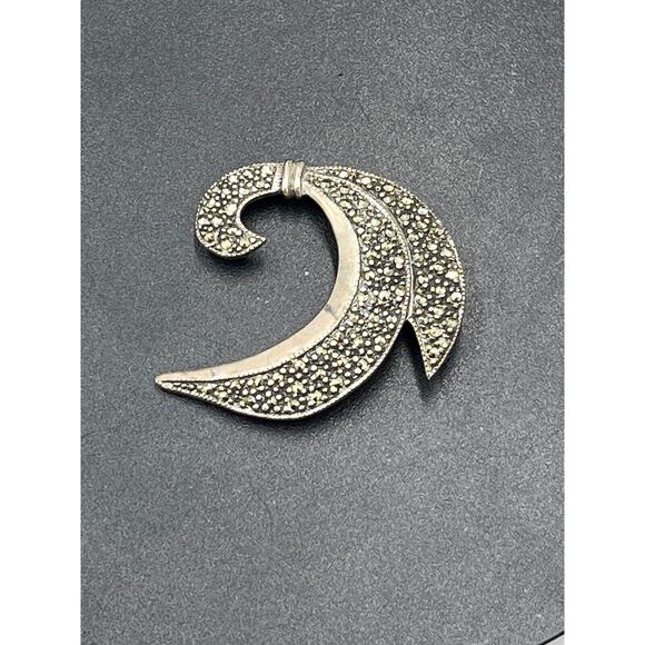 Vintage Mid-Century Modernist SU Sterling Marcasite Scroll Ribbon Leaf Brooch - Picture 6 of 15